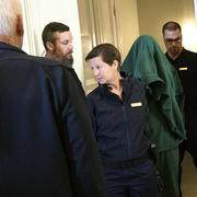 Den misstänkte 41-åringen förs in i rättssalen med en filt över huvudet.