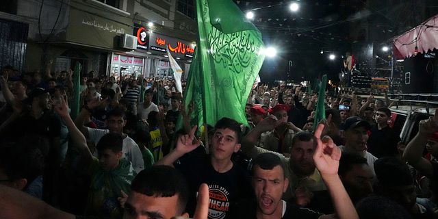 Hamassupportrar demonstrerar mot den pågående offensiven.  Adel Hana / AP