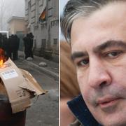 Polisen håller tillbaka protesterande anhängare till Micheil Saakasjvili.