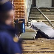 Bombtekniker undersöker den söndersprängd entrén.
