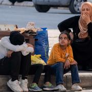 Familjer på flykt undan Israeliska bombningar i Libanon på lördagen. 