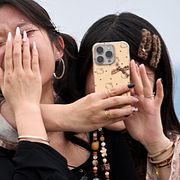 Två unga kvinnor tar en selfie i Shanghai, illustrationsbild.