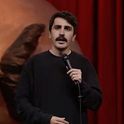Deniz Göktas under sin föreställning som publicerats på Youtube.