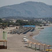 Tomma solstolar på en strand på Rhodos.