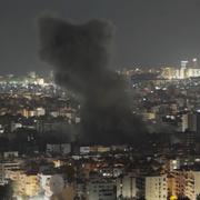 Rökpelare efter ett israeliskt luftanfall i Dahiyeh i södra Beirut, Libanon den 5 juni 2025. 