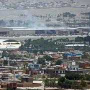 Rök stiger från flygplatsen i Kabul.