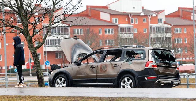 Utbränd civil polisbil efter upploppet. Stefan Jerrevång/TT