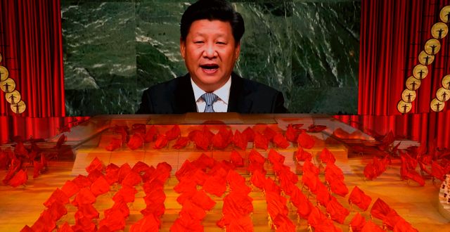 Xi på en skärm under en gala i samband med partikongressen.  Ng Han Guan / AP