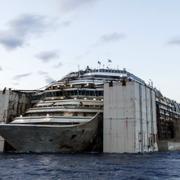 Costa Concordia under bärgningen.