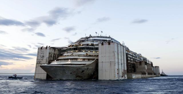 Costa Concordia i hamn – ”Kapten ynkrygg” festar