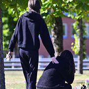 En minnesplats efter skoldådet vid Brinellskolan i Fagersta. Många människor har lämnat blommor och andra saker utanför skolan.