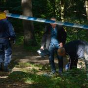 Polisen i skogspartiet i Frösunda.