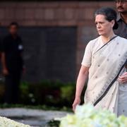 Politikern Sonia Gandhi vid makens grav