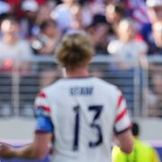 Folarin Balogun – till höger – visades ut i matchen mot Bosnien-Hercegovina.