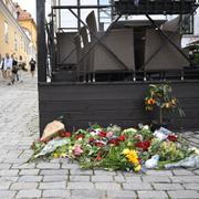 Blommor vid Donners plats efter mordet på Ing-Marie Wieselgren