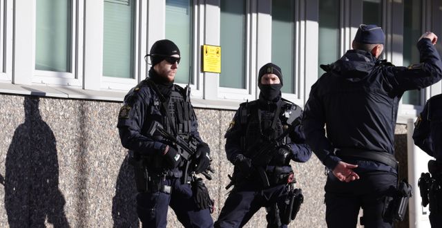 Polis med förstärkningsvapen utanför polishuset i Norrköping.  Magnus Andersson/TT