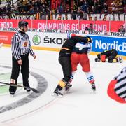 Brynäs Lukas Kilström i slagsmål med Paille efter angreppet. Arkivbild från 2018.