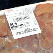 Arkivbild: En myndighetsanställd håller upp ett paket dålig kyckling som hittats under en genomgång av en mataffär i Rio de Janeiro i spåren av köttskandalen. 