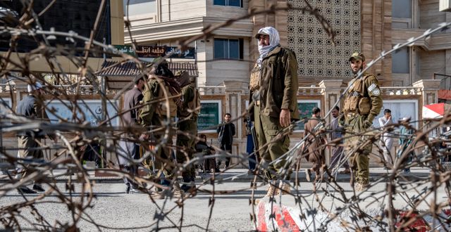 Talibaner vid platsen för bombdådet. Ebrahim Noroozi / AP