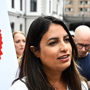 Vänsterpartiets partiledare Nooshi Dadgostar utanför Centralstationen i Stockholm den 5 augusti.