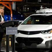 Arkivbild: GM:s vd Mary barra framför en Chevrolet Bolt EV. 