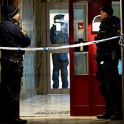 Polisens bombtekniker undersöker ett trapphus till ett flerfamiljshus på Västra Söderkulla i Malmö efter en explosion på söndagsmorgonen.