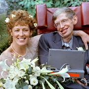 Stephen Hawking vid bröllopet med sin andra fru Elaine Mason 1995.