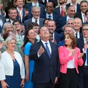 Nyvalda medlemmar i Socialistpartiet som är en del av vänsteralliansen med expresident Francois Hollande i mitten i parlamentet den 9 juli 2024. 