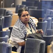 Lorena Delgado Varas, riksdagsledamot för Vänsterpartiet, bär en palestinasjal i riksdagen.