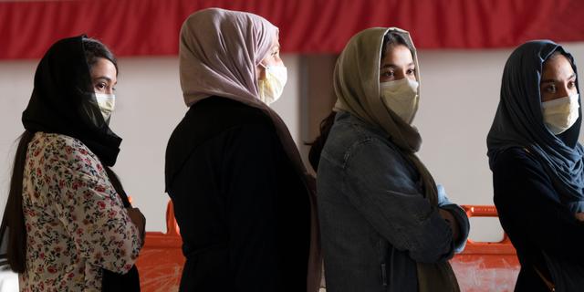 Kvinnor som evakuerats från Afghanistan. Giuseppe Distefano / TT NYHETSBYRÅN