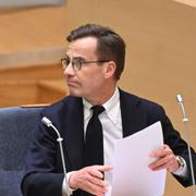 Statsminister Ulf Kristersson (M) under statsministerns frågestund i riksdagen.