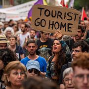 Protester mot massturism i Barcelona 2024.
