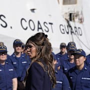 Ministern för inrikessäkerhet Kristi Noem vid kustbevakningens bas i Charleston. 