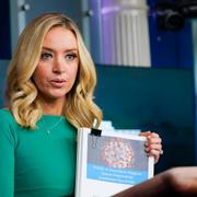 Kayleigh McEnany  håller i smittskyddsmyndigheten CDC:s planer för vaccinationer. 