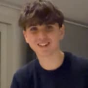 Ljus, blommor och gosedjur utanför baren Le Constellation i Crans-Montana. Till höger Arthur Brodard, ett av brandens offer, på en bild som delats av hans mamma på Facebook. 