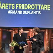 Armand Duplantis tar emot priset för årets friidrottare av före detta förbundskaptenen Karin Torneklint under Friidrottsgalan i Stockholm den 21 januari 2025.