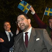 
Sverigedemokraternas partiledare Jimmie Åkesson med medlemmar från Ungsvenskarna SDU efter en partiledardebatt i SVT.