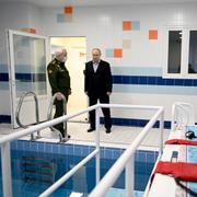 Vladimir Putin under ett besök på ett rehabiliteringscenter i Moskva. 