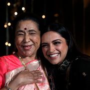 Asha Bhosle tillsammans med skådespelaren Deepika Padukone  2018.
