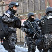 Polisstyrka utanför Harvard.