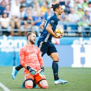 Zlatan Ibrahimovic och Seattles målvakt Stefan Frei.