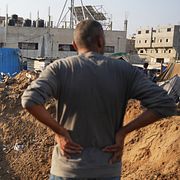En palestinier vid nedslagsplatsen för en flygattack i närheten av al-Aqsa-sjukhuset i Deir al-Balah i helgen.