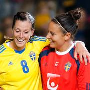 Lotta Schelin och Carola Söberg efter VM-kvalmatchen i fotboll mellan Sverige och Skottland.