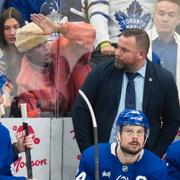 Justin Bieber på läktaren bakom Torontos bås.