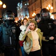 Kravallpolis griper en demonstrant under en protest i Moskva mot mobilisering i september. De största protesterna har varit just mot mobiliseringen, inte mot kriget i sig. 