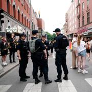 Polis nära platsen för skjutningen.