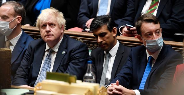 Premiärminister Boris Johnson flankerad av ministrar.  Jessica Taylor / TT NYHETSBYRÅN