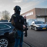 Beväpnad polis utanför rättssalen i Amsterdam på tisdagen.