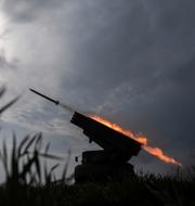 Ukraina avfyrar raket mot Ryssland. Evgeniy Maloletka / AP