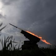 Ukraina avfyrar raket mot Ryssland. Evgeniy Maloletka / AP